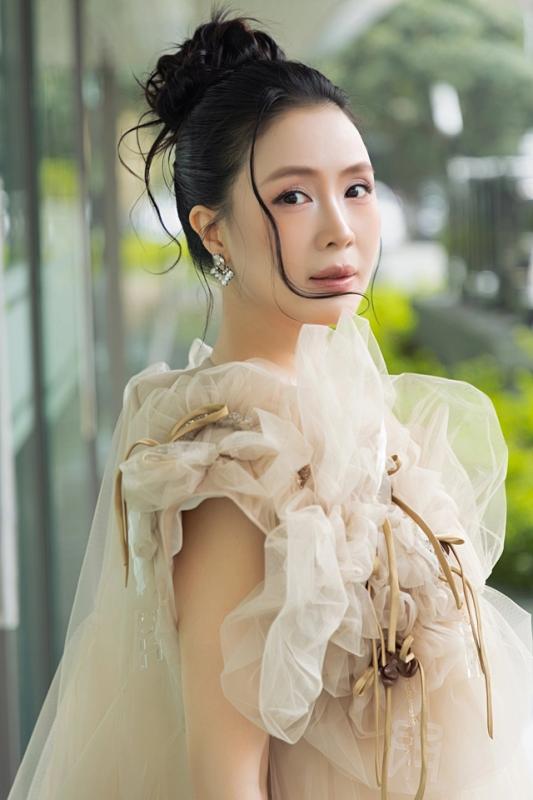 Dù hàng loạt mỹ nữ xuất hiện nhưng "bóng hồng" này vẫn là đỉnh cao nhan sắc phim giờ vàng VTV: Lên phim nào là "rần rần" phim đó- Ảnh 2.