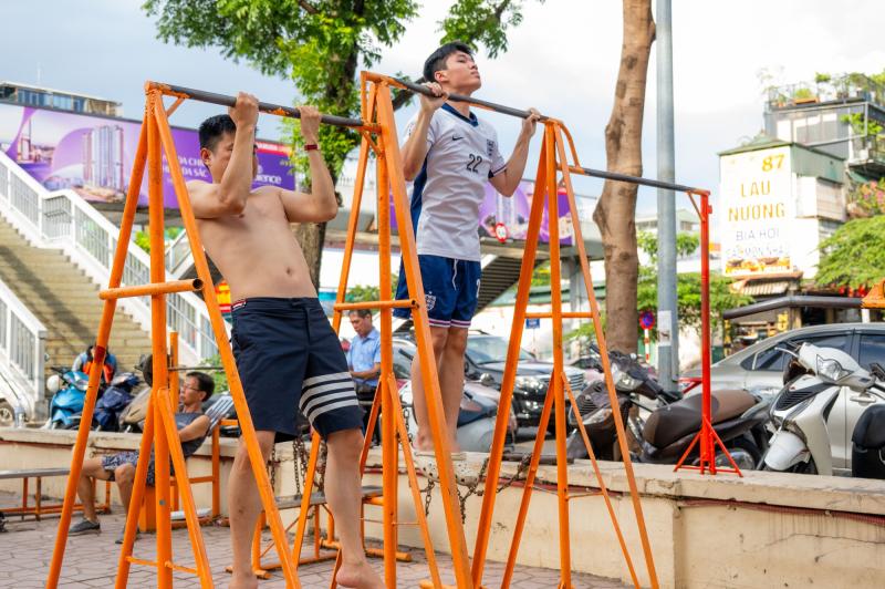 Cảnh tượng khó tin giữa "chảo lửa" Hà Nội: Thiền dưới nắng, chạy bộ trong nền nhiệt gần 40 độ C- Ảnh 8.