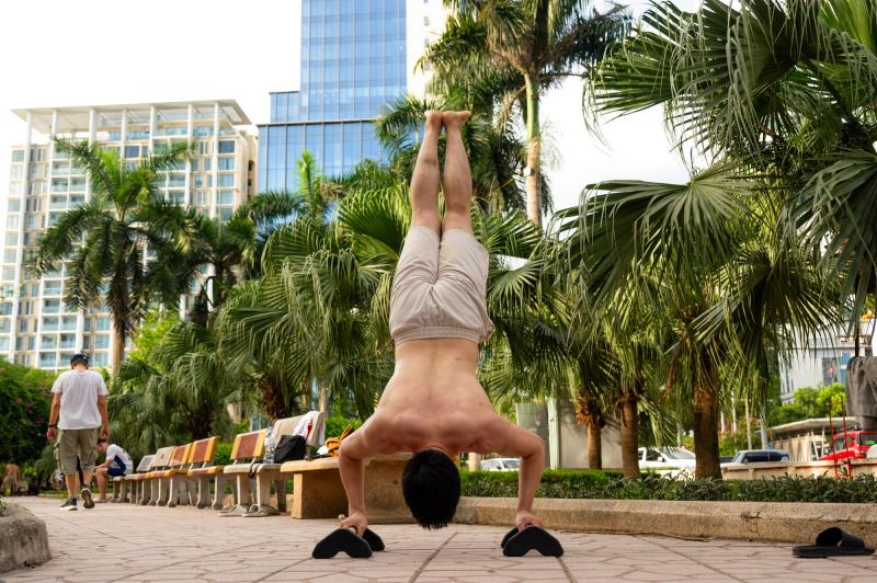 Cảnh tượng khó tin giữa "chảo lửa" Hà Nội: Thiền dưới nắng, chạy bộ trong nền nhiệt gần 40 độ C- Ảnh 13.