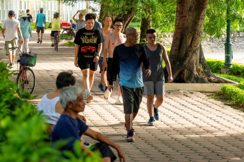 Cảnh tượng khó tin giữa "chảo lửa" Hà Nội: Thiền dưới nắng, chạy bộ trong nền nhiệt gần 40 độ C- Ảnh 6.