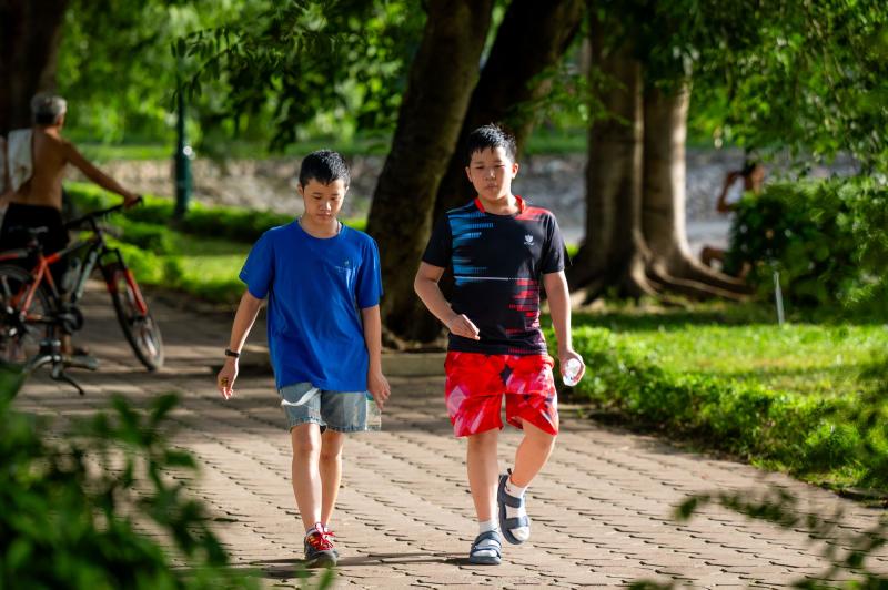 Cảnh tượng khó tin giữa "chảo lửa" Hà Nội: Thiền dưới nắng, chạy bộ trong nền nhiệt gần 40 độ C- Ảnh 7.