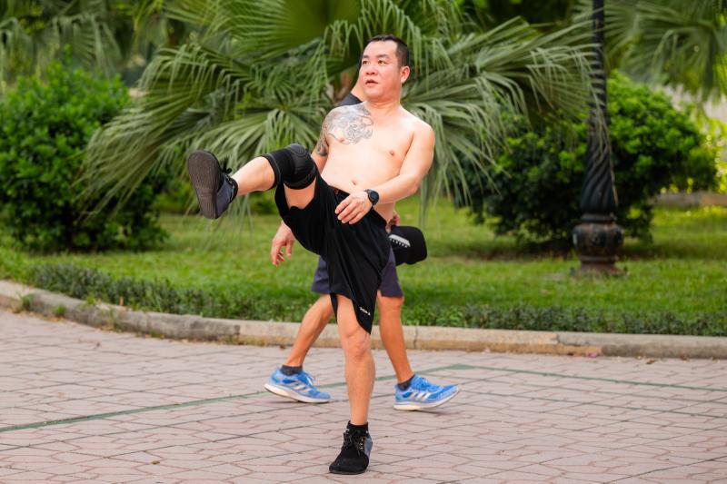 Cảnh tượng khó tin giữa "chảo lửa" Hà Nội: Thiền dưới nắng, chạy bộ trong nền nhiệt gần 40 độ C- Ảnh 11.