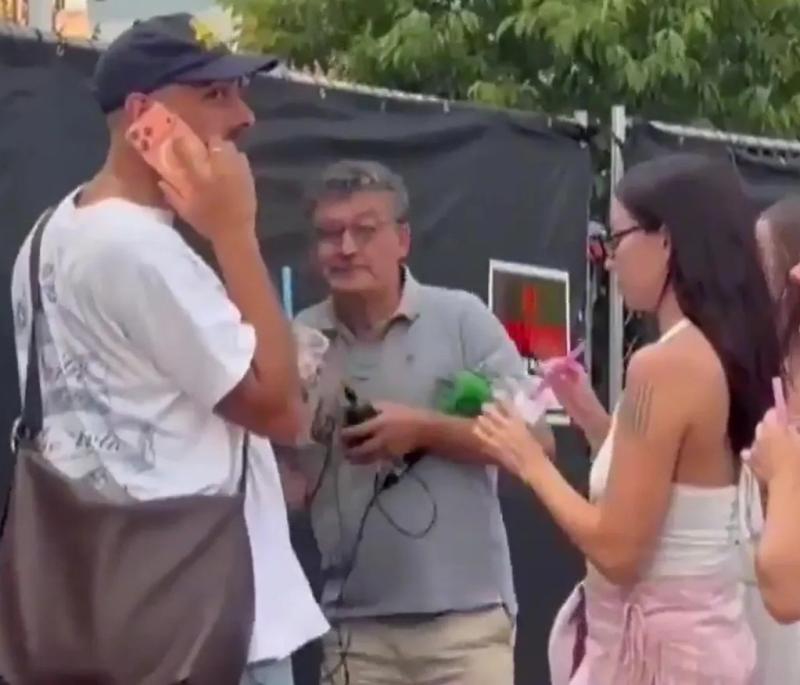 "Dở khóc dở cười" World Cup: Ngôi sao Tây Ban Nha bị bảo vệ chặn cửa vì không biết là ai, tưởng fan quá khích- Ảnh 1. "Dở khóc dở cười" World Cup: Ngôi sao Tây Ban Nha bị bảo vệ chặn cửa vì không biết là ai, tưởng fan quá khích- Ảnh 1.