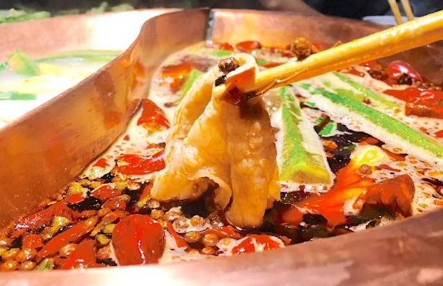 Ăn món cay trước giờ biểu diễn, nữ ca sĩ 24 tuổi vừa hát vừa chảy nước miếng, nấc liên tục: Chuyên gia chỉ ra 6 thực phẩm "giải cay" hiệu quả hơn uống nước- Ảnh 3.
