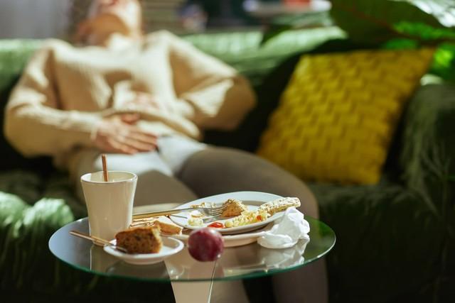 Ăn xong chỉ muốn ngủ gục? Bác sĩ giải mã hiện tượng "say tinh bột" đang gây sốt mạng xã hội, 3 nhóm thực phẩm dễ khiến bạn mệt lả sau bữa ăn- Ảnh 2.