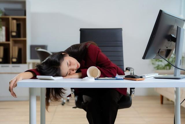 Ăn xong chỉ muốn ngủ gục? Bác sĩ giải mã hiện tượng "say tinh bột" đang gây sốt mạng xã hội, 3 nhóm thực phẩm dễ khiến bạn mệt lả sau bữa ăn- Ảnh 1.
