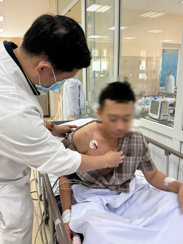 Người đàn ông thoát chết sau cú sét kinh hoàng, ai xem cũng nổi da gà - Ảnh 1.