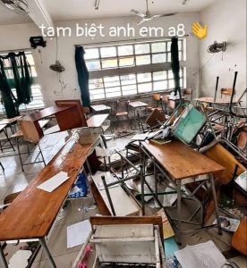 Buổi học cuối, nhóm học sinh lớp 9 ném bàn ghế, sách vở giữa lớp gây xôn xao