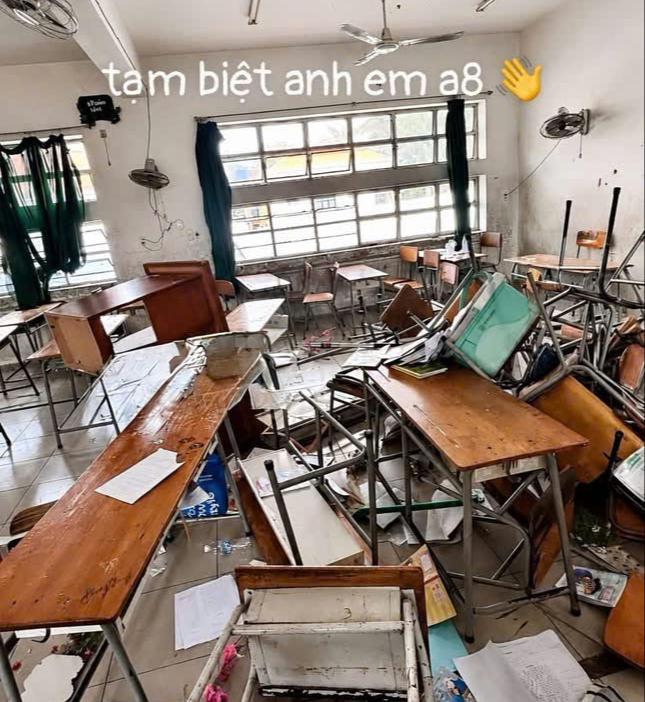 Buổi học cuối, nhóm học sinh lớp 9 ném bàn ghế, sách vở giữa lớp gây xôn xao  - Ảnh 1.