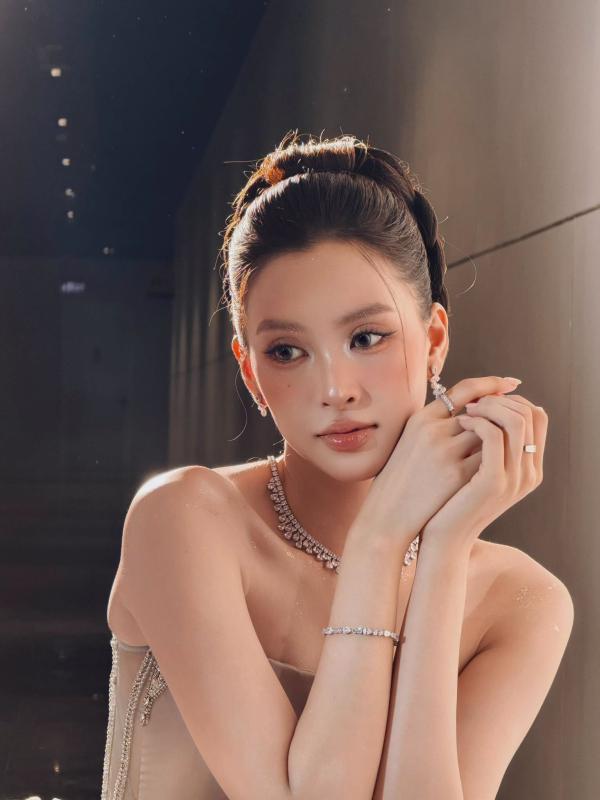 Hoa hậu Tiểu Vy: Nhan sắc "mỹ nhân ngàn năm có một" sau 8 năm đăng quang giờ ra sao?- Ảnh 2.