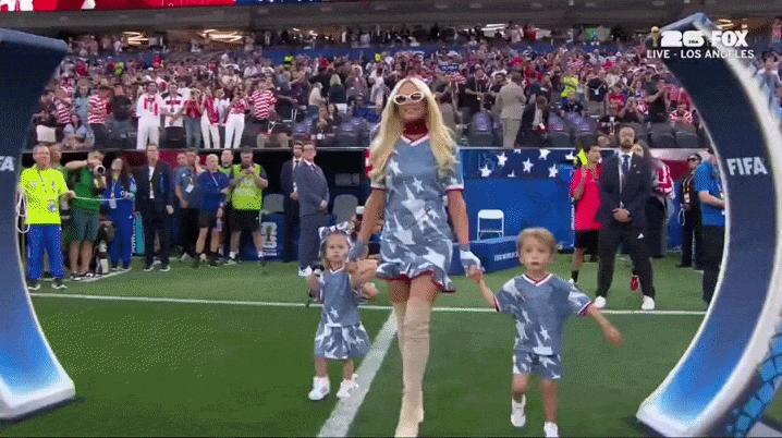 Cả "dải ngân hà" tại trận Mỹ - Thổ Nhĩ Kỳ: Brad Pitt đầy phong độ, Paris Hilton định nghĩa lại khái niệm "giao bóng"- Ảnh 1.