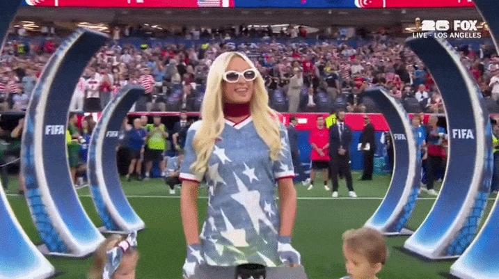 Cả "dải ngân hà" tại trận Mỹ - Thổ Nhĩ Kỳ: Brad Pitt đầy phong độ, Paris Hilton định nghĩa lại khái niệm "giao bóng"- Ảnh 2.