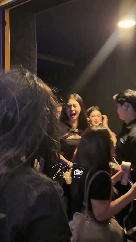 Clip hot: Tiểu Vy la thất thanh, bỏ chạy khiến cả ê kíp nháo nhào- Ảnh 2.