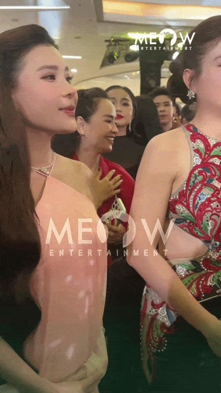 Bắt gặp cặp đôi Vbiz tình bể bình giữa sự kiện, netizen nhắc nhẹ nhà gái "tiểu tam sau lưng chị kìa"- Ảnh 4.