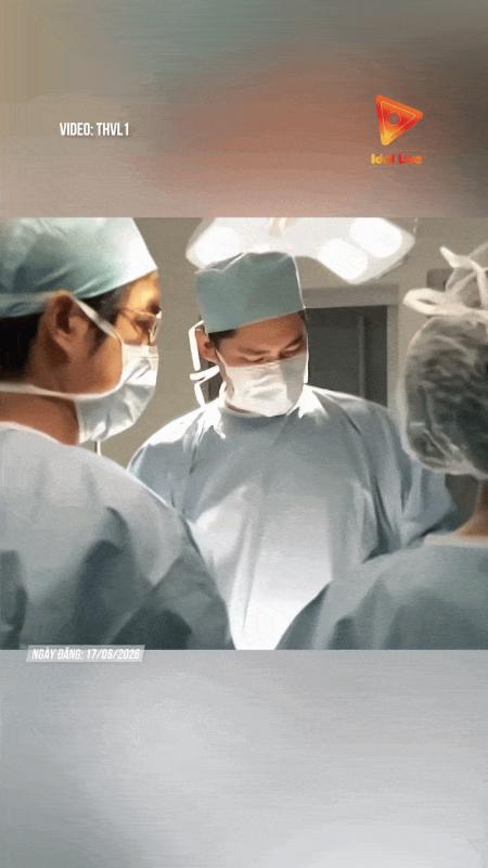 Cảnh phim vô lý nhất màn ảnh Việt: Bác sĩ đang mổ tự nhiên kêu đồng nghiệp đi mua bánh mì ăn- Ảnh 1. Cảnh phim vô lý nhất màn ảnh Việt: Bác sĩ đang mổ tự nhiên kêu đồng nghiệp đi mua bánh mì ăn- Ảnh 1.