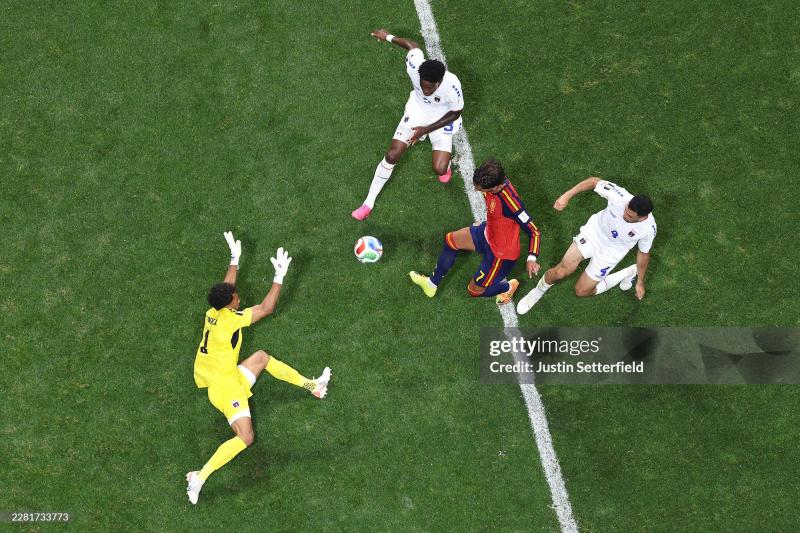 FIFA gọi Vozinha là "người hùng": Thì ra 40 tuổi là đỉnh cao của đời người- Ảnh 2.