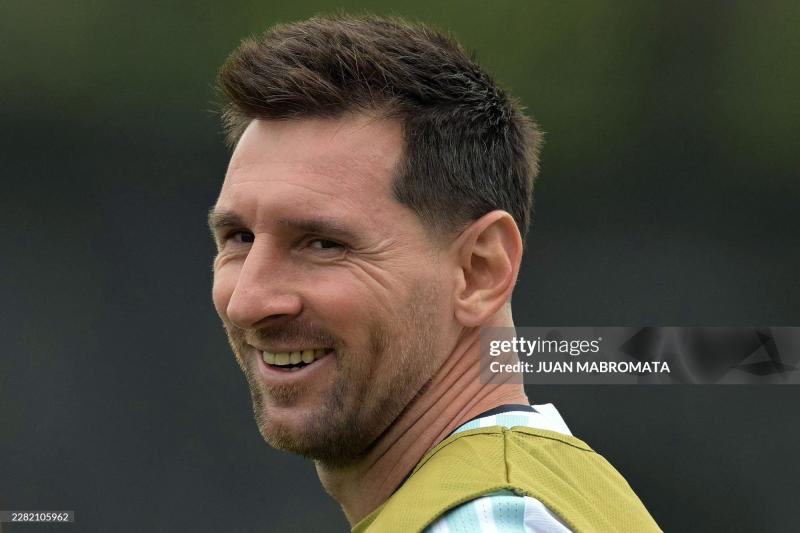 Cơn sốt Messi tại World Cup 2026: Tin đồn bố qua đời gây chấn động, 500kg thịt mang sang Mỹ, fan đạp xe 9 tháng chỉ để gặp idol - Ảnh 3.