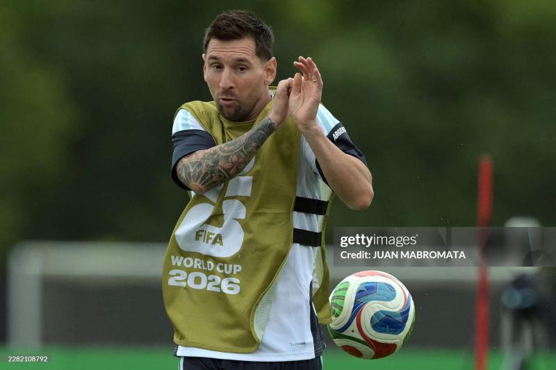 Cơn sốt Messi tại World Cup 2026: Tin đồn bố qua đời gây chấn động, 500kg thịt mang sang Mỹ, fan đạp xe 9 tháng chỉ để gặp idol - Ảnh 1.