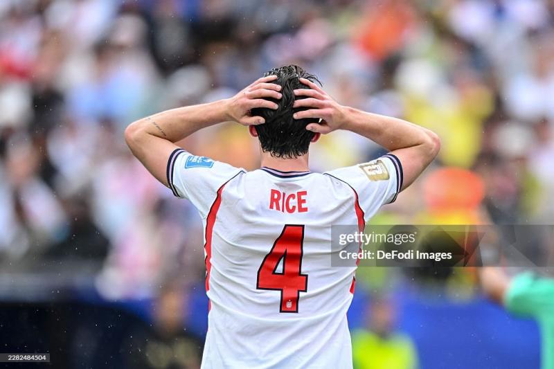 Beckham phong độ lịch lãm cũng phải cau mày thất vọng về tuyển Anh khi bị Ghana cầm hoà  - Ảnh 1.