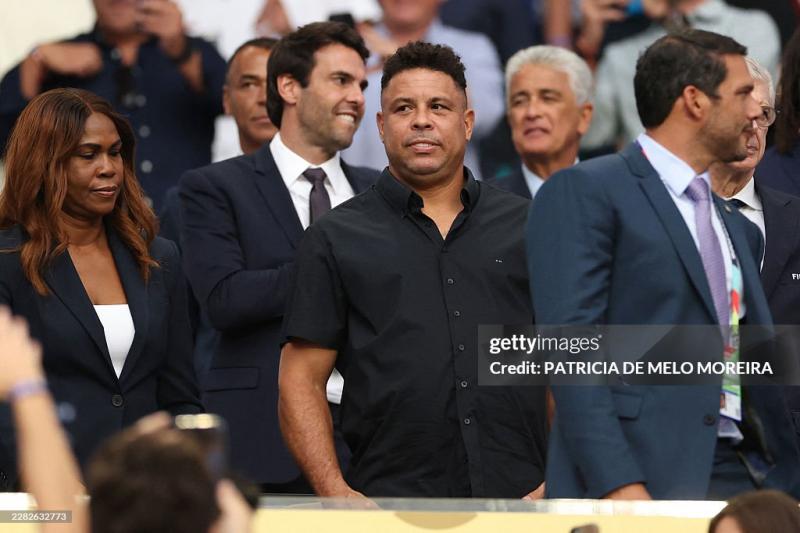 Khán đài hot nhất World Cup: Beckham diện vest phong độ, "người ngoài hành tinh" Ronaldo, huyền thoại Ronaldinho cùng hội ngộ- Ảnh 4.