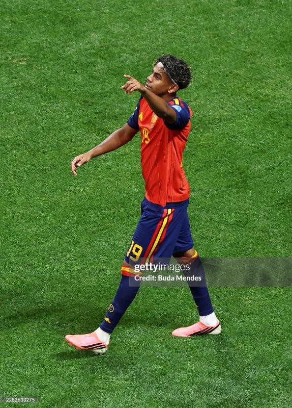 "Thần đồng" Lamine Yamal tái hiện màn ăn mừng của Messi khi ghi bàn thắng đầu tiên ở World Cup - Ảnh 6.