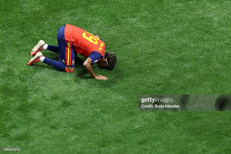 "Thần đồng" Lamine Yamal tái hiện màn ăn mừng của Messi khi ghi bàn thắng đầu tiên ở World Cup - Ảnh 5.