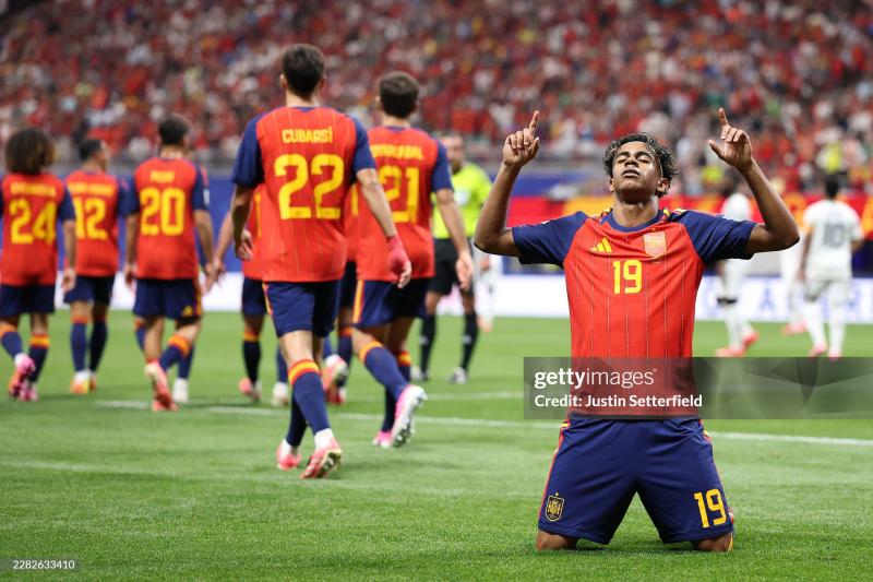 "Thần đồng" Lamine Yamal tái hiện màn ăn mừng của Messi khi ghi bàn thắng đầu tiên ở World Cup - Ảnh 3.