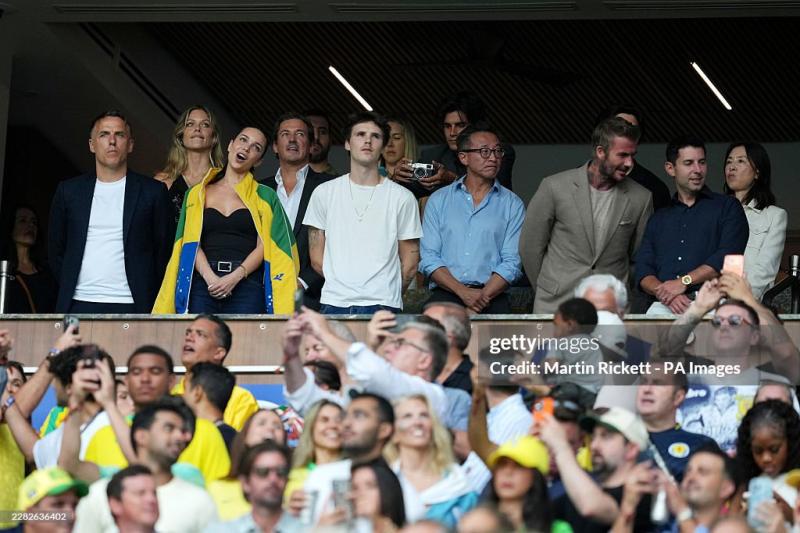 Khán đài hot nhất World Cup: Beckham diện vest phong độ, "người ngoài hành tinh" Ronaldo, huyền thoại Ronaldinho cùng hội ngộ- Ảnh 3.