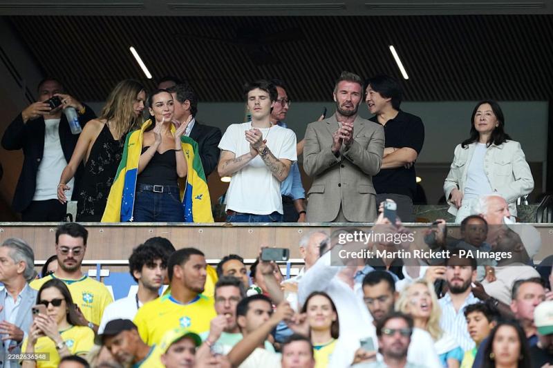 Khán đài hot nhất World Cup: Beckham diện vest phong độ, "người ngoài hành tinh" Ronaldo, huyền thoại Ronaldinho cùng hội ngộ- Ảnh 2.