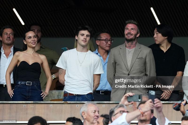 Khán đài hot nhất World Cup: Beckham diện vest phong độ, "người ngoài hành tinh" Ronaldo, huyền thoại Ronaldinho cùng hội ngộ- Ảnh 1.