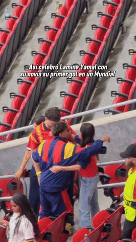 Lamine Yamal đáp trả cực gắt fan Saudi Arabia, hôn bạn gái hơn tuổi ngọt ngào sau lần đầu tiên ghi bàn ở World Cup - Ảnh 2.