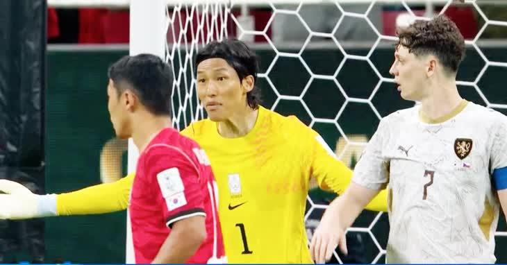 Thủ môn Hàn Quốc đang đá World Cup thì vợ sinh em bé: Nàng WAG nhắn gửi một câu đầy xúc động- Ảnh 2. Thủ môn Hàn Quốc đang đá World Cup thì vợ sinh em bé: Nàng WAG nhắn gửi một câu đầy xúc động- Ảnh 2.