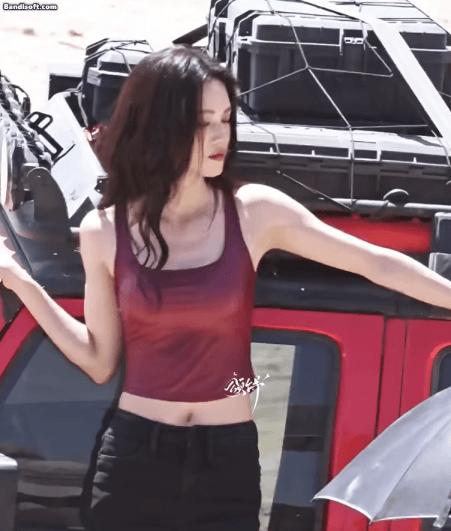 Nhìn mỹ nhân này mới thấy câu "ông trời không cho ai tất cả" sai bét: Mặt đẹp body xịn, nóng hơn thời tiết sa mạc- Ảnh 1.