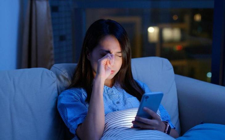 Hơn 50% thanh thiếu niên dùng điện thoại sau 10 giờ đêm, não bộ và cảm xúc đang phải trả giá đắt- Ảnh 1.