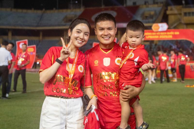 3,5 triệu người xem con trai Quang Hải lon ton chạy về phía bố, được bố đeo huy chương vô địch, Quốc tế thiếu nhi trọn niềm vui- Ảnh 2.
