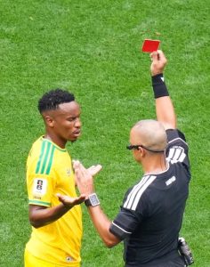 HLV World Cup kéo Messi vào cuộc tranh cãi sau khi học trò của ông phải nhận án phạt nặng: "Tại sao cậu ấy không bị VAR xem lại?"