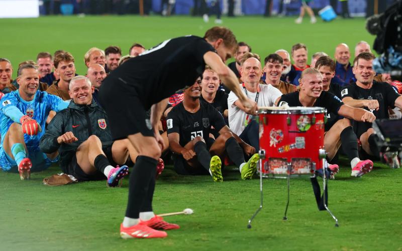 Nụ hôn triệu views ở World Cup 2026 ẩn chứa câu chuyện sinh tử: "Gia đình từng chuẩn bị tang lễ cho tôi"- Ảnh 4.