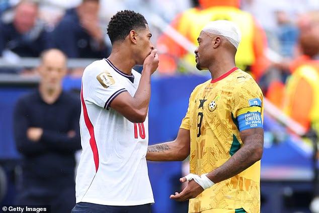 Truyền thông quốc tế tố World Cup 'tiêu chuẩn kép" khi Jude Bellingham không bị thẻ đỏ dù che miệng đấu khẩu với đối thủ- Ảnh 1.