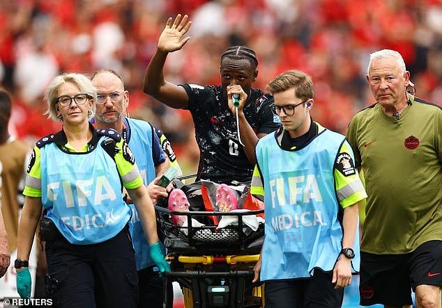 HLV World Cup đau đớn thốt lên khi học trò gãy chân kinh hoàng, nhà đài không dám phát lại pha bóng ám ảnh- Ảnh 6. HLV World Cup đau đớn thốt lên khi học trò gãy chân kinh hoàng, nhà đài không dám phát lại pha bóng ám ảnh- Ảnh 6.