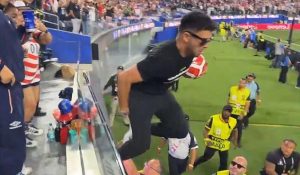 Hỗn loạn cảnh CĐV vượt rào lao xuống sân trong trận đấu World Cup 2026, công tác an ninh gây lo lắng
