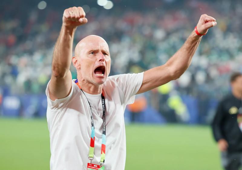 Nụ hôn triệu views ở World Cup 2026 ẩn chứa câu chuyện sinh tử: "Gia đình từng chuẩn bị tang lễ cho tôi"- Ảnh 3.