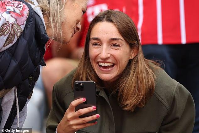 Nàng WAG gây tranh cãi nhất World Cup 2026: Bỏ nghề phóng viên vì yêu HLV tuyển Đức, xuất hiện nhiều đến mức cầu thủ cũng thấy ngại- Ảnh 4. Nàng WAG gây tranh cãi nhất World Cup 2026: Bỏ nghề phóng viên vì yêu HLV tuyển Đức, xuất hiện nhiều đến mức cầu thủ cũng thấy ngại- Ảnh 4.