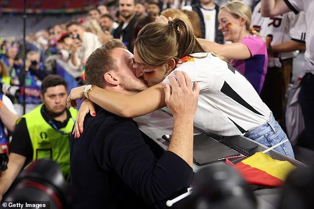 Nàng WAG gây tranh cãi nhất World Cup 2026: Bỏ nghề phóng viên vì yêu HLV tuyển Đức, xuất hiện nhiều đến mức cầu thủ cũng thấy ngại- Ảnh 2. Nàng WAG gây tranh cãi nhất World Cup 2026: Bỏ nghề phóng viên vì yêu HLV tuyển Đức, xuất hiện nhiều đến mức cầu thủ cũng thấy ngại- Ảnh 2.