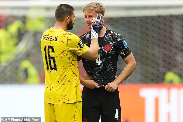HLV World Cup đau đớn thốt lên khi học trò gãy chân kinh hoàng, nhà đài không dám phát lại pha bóng ám ảnh- Ảnh 9. HLV World Cup đau đớn thốt lên khi học trò gãy chân kinh hoàng, nhà đài không dám phát lại pha bóng ám ảnh- Ảnh 9.