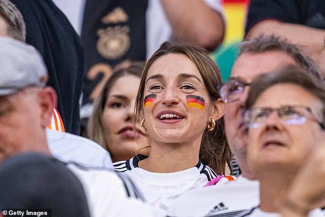 Nàng WAG gây tranh cãi nhất World Cup 2026: Bỏ nghề phóng viên vì yêu HLV tuyển Đức, xuất hiện nhiều đến mức cầu thủ cũng thấy ngại- Ảnh 6. Nàng WAG gây tranh cãi nhất World Cup 2026: Bỏ nghề phóng viên vì yêu HLV tuyển Đức, xuất hiện nhiều đến mức cầu thủ cũng thấy ngại- Ảnh 6.