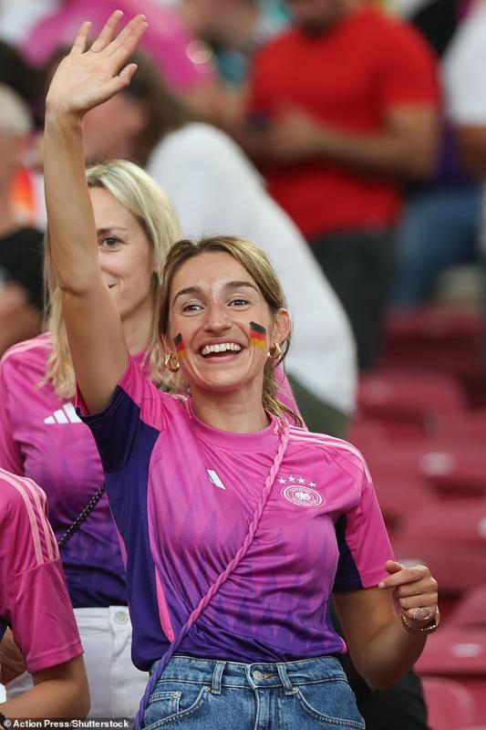 Nàng WAG gây tranh cãi nhất World Cup 2026: Bỏ nghề phóng viên vì yêu HLV tuyển Đức, xuất hiện nhiều đến mức cầu thủ cũng thấy ngại- Ảnh 5. Nàng WAG gây tranh cãi nhất World Cup 2026: Bỏ nghề phóng viên vì yêu HLV tuyển Đức, xuất hiện nhiều đến mức cầu thủ cũng thấy ngại- Ảnh 5.