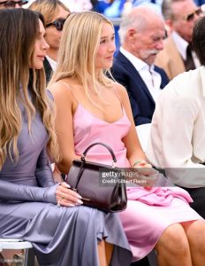 Học sinh lớp 8 Harper Beckham mặc đồ hở hang gây tranh cãi, đến tận nhà anh trai hàn gắn tình cảm thì phải lủi thủi ra về