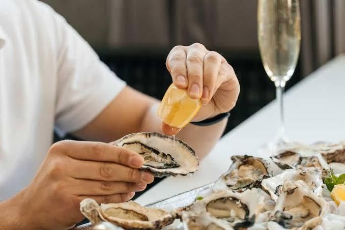 Thường xuyên ăn hàu để tăng bản lĩnh, người đàn ông nhận kết quả bất ngờ từ bác sĩ- Ảnh 1. Thường xuyên ăn hàu để tăng bản lĩnh, người đàn ông nhận kết quả bất ngờ từ bác sĩ- Ảnh 1.