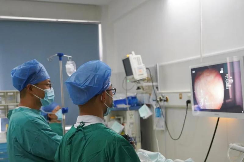 Lạ lùng: 1 cô gái được bác sĩ kê uống nước ngọt có ga sau khi nhập viện vì đau bụng - Ảnh 1.