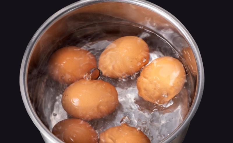 Luộc trứng nên đợi nước sôi hay thả ngay từ nước lạnh? Đơn giản thế mà nhiều người vẫn sai- Ảnh 1. Luộc trứng nên đợi nước sôi hay thả ngay từ nước lạnh? Đơn giản thế mà nhiều người vẫn sai- Ảnh 1.